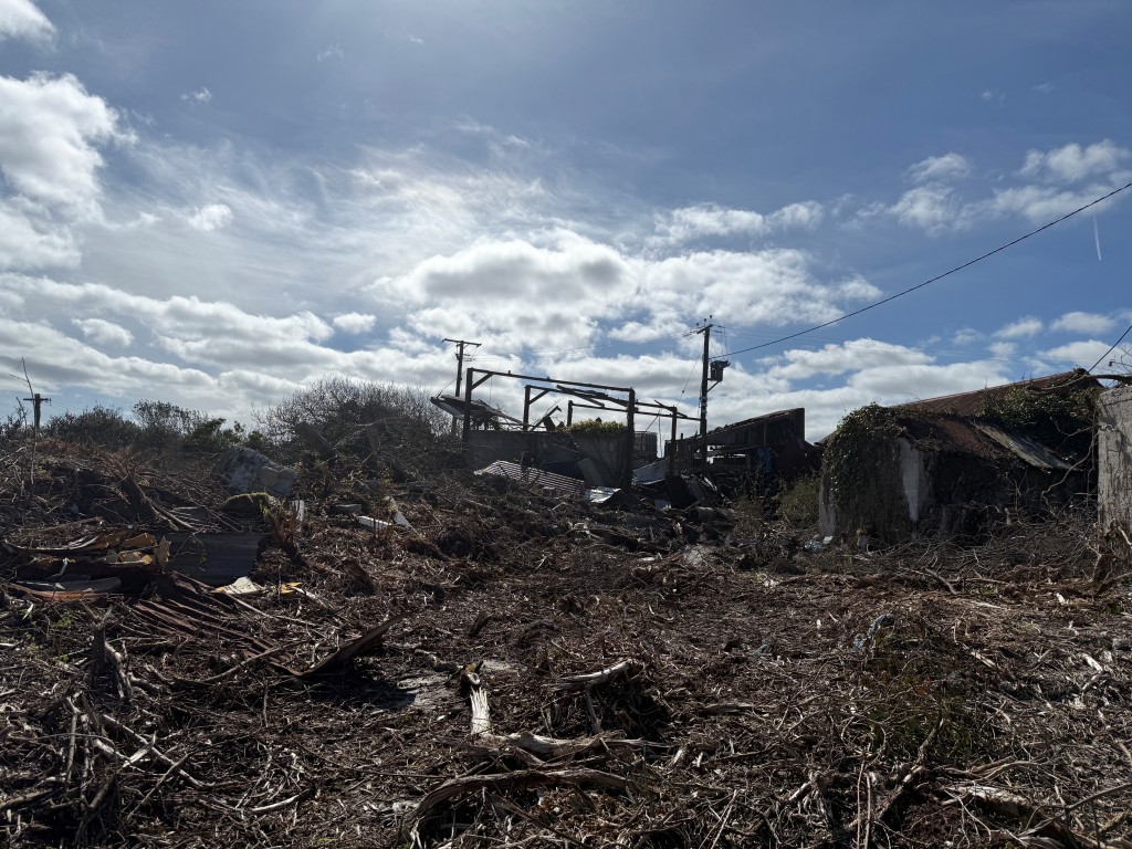Lot: 35 - FORMER QUARRY WITH DILAPIDATED BUILDINGS ON SITE - Land and ruins